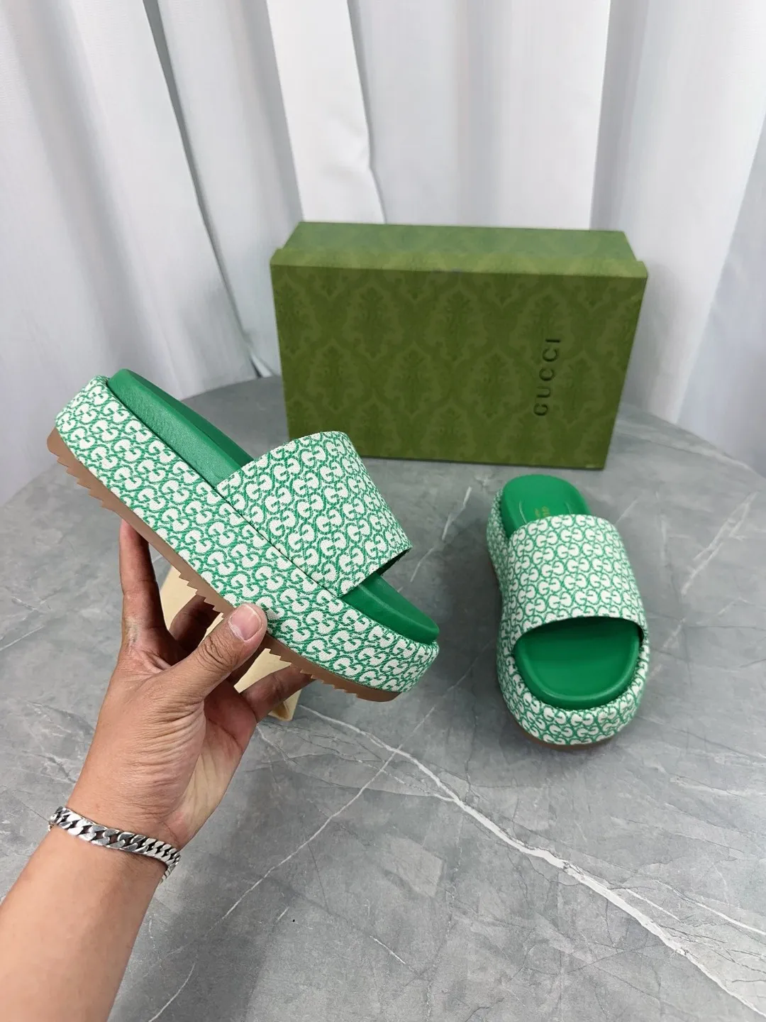 👟👟Ex-factory price 380👟👟 2024 Gucci high version latest limited edition thick-soled slippers. Top quality for sale. Purchase authentic products for development. The material and craftsmanship are consistent with the original. Upper: original jacquard craftsmanship and special printing craftsmanship. Lining: mixed sheepskin. Outsole: Italian private model outsole. Size: 35-40 yards, (41 to 44 yards can be customized). Bottom thickness: 5.5cm, forefoot 4cm.